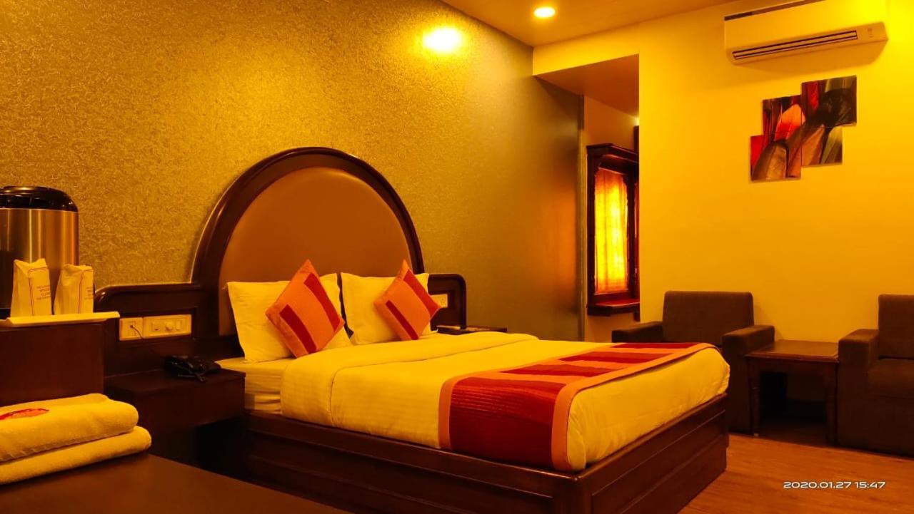 Hotel Banjara Regalia Ābu Exteriör bild