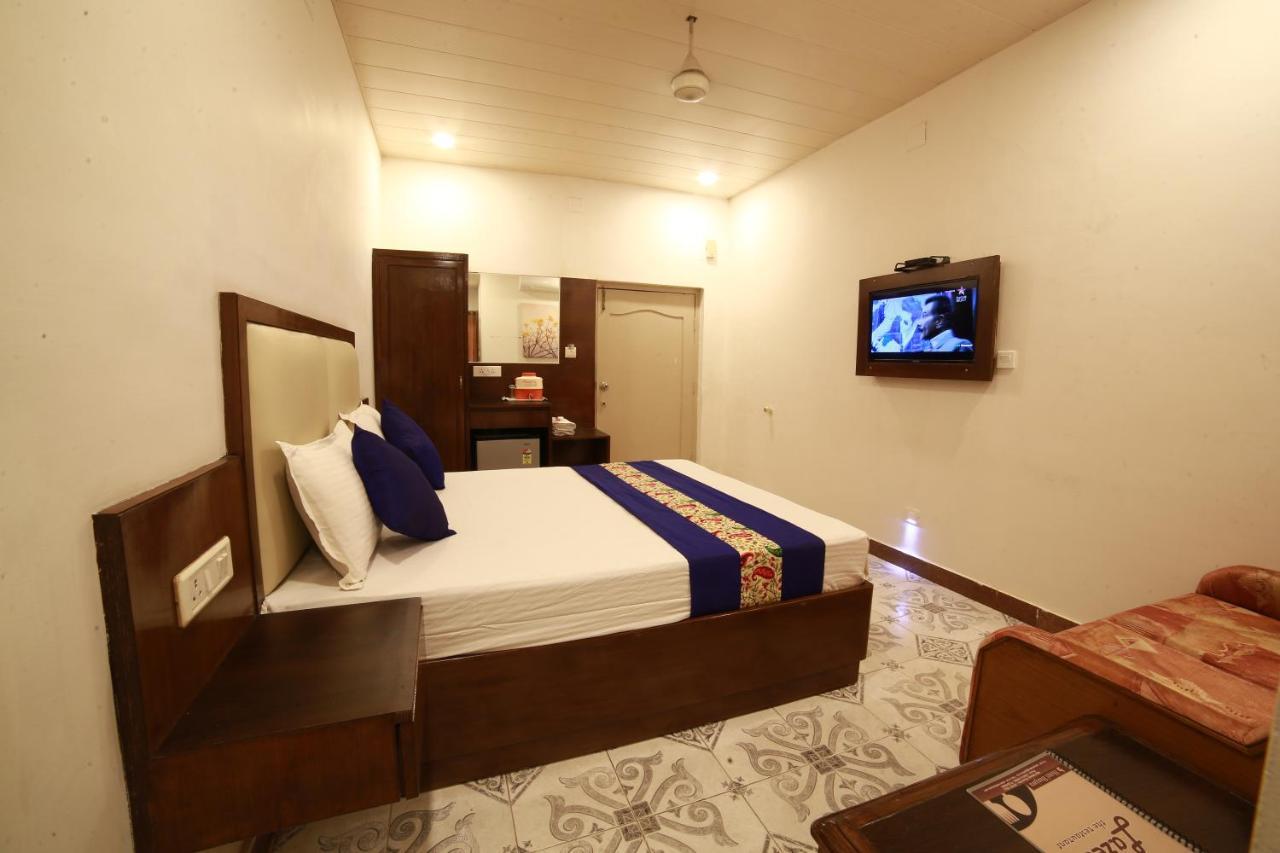 Hotel Banjara Regalia Ābu Exteriör bild