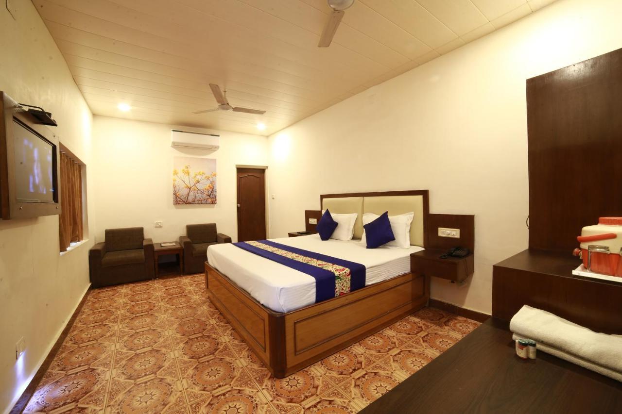 Hotel Banjara Regalia Ābu Exteriör bild